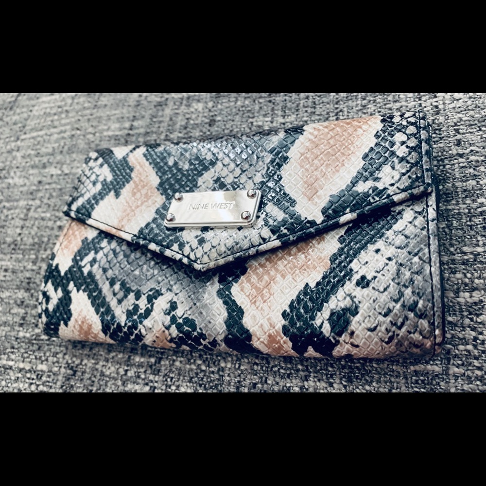 Wallet/ Clutch - Picture 3 of 7